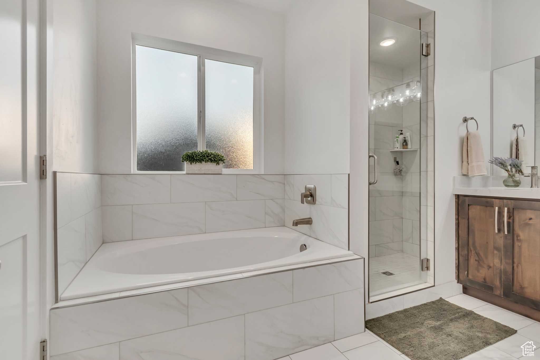 FOUR SEAS - Residential