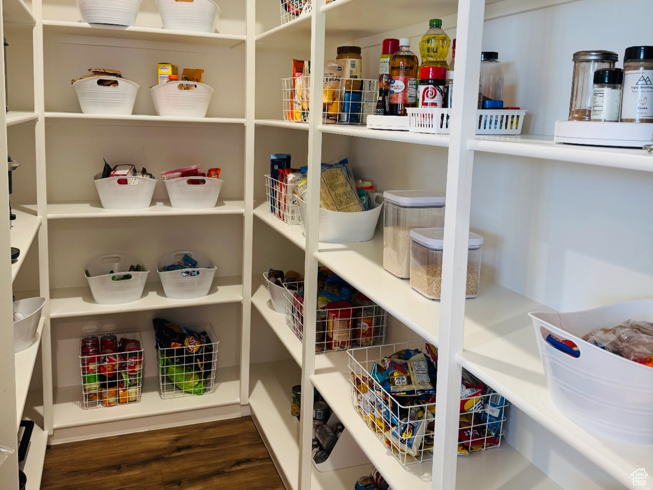 FOUR SEAS - Residential