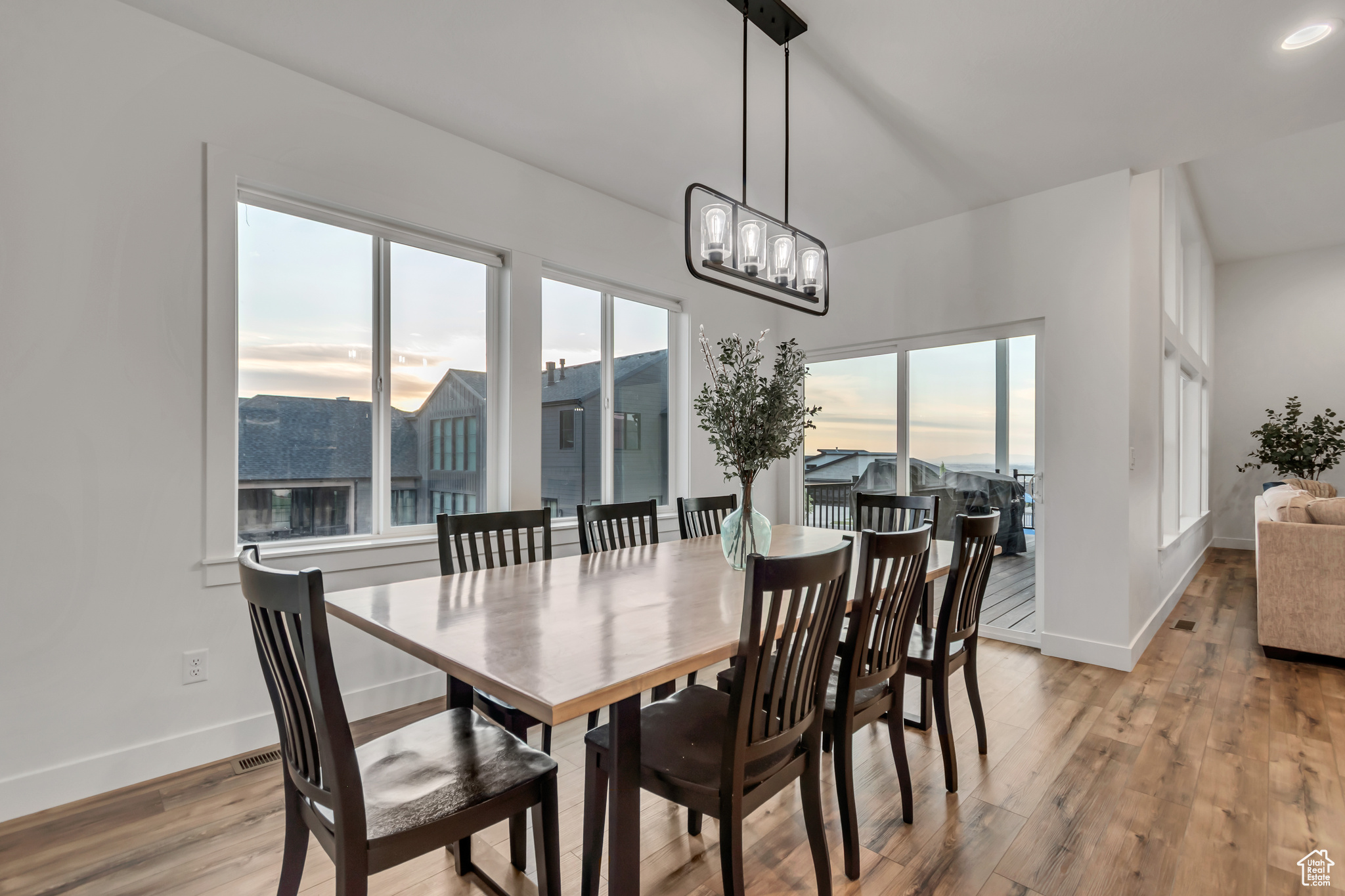 FOUR SEAS - Residential