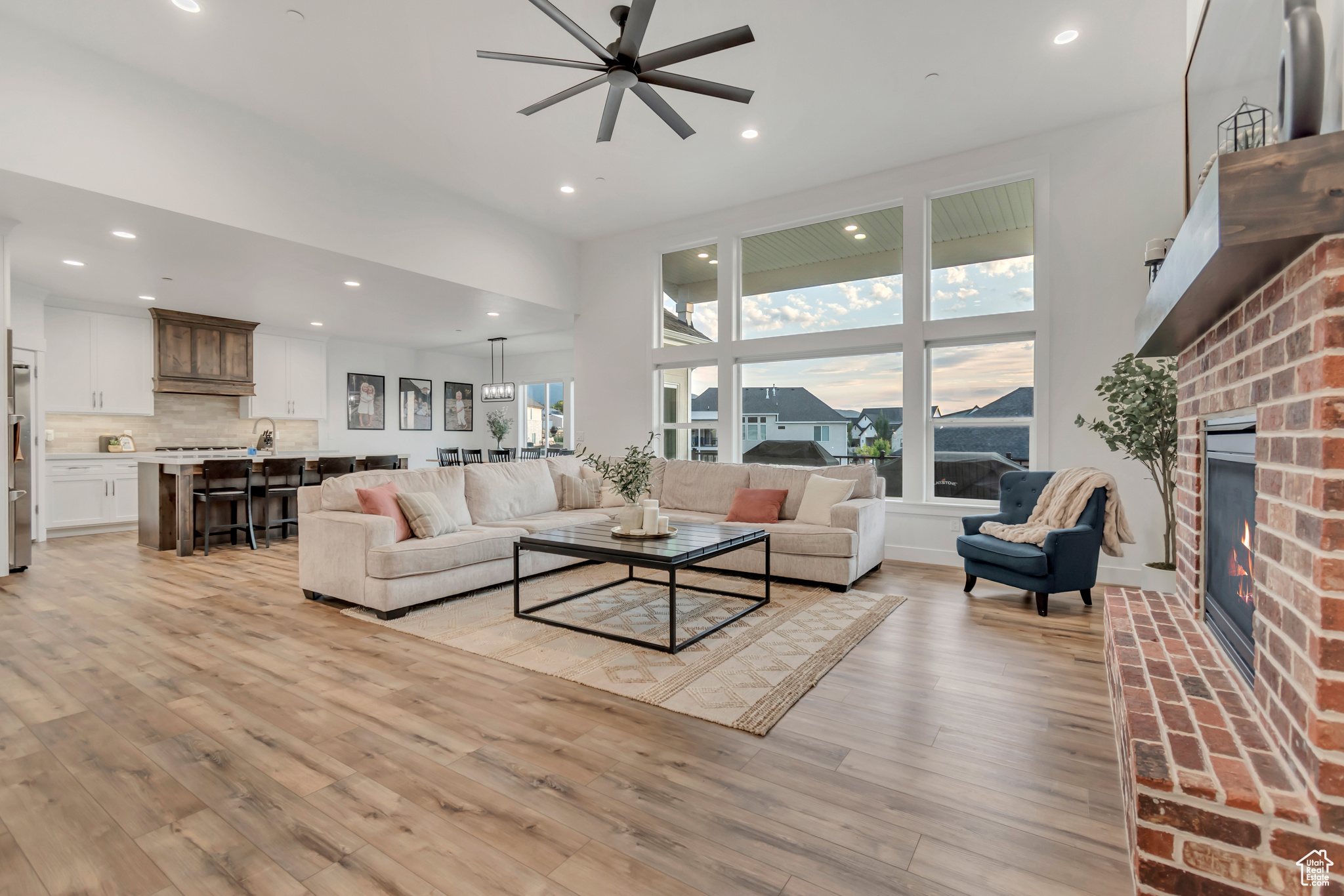 FOUR SEAS - Residential