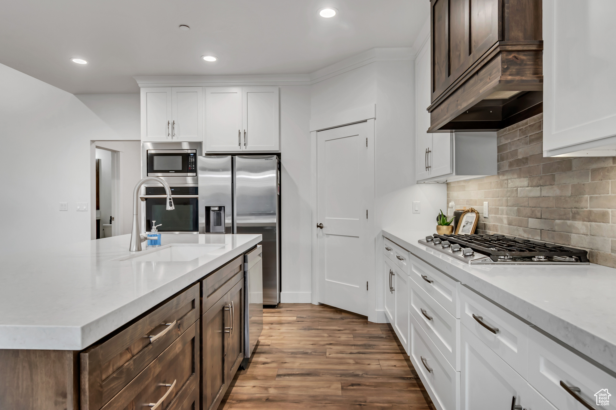 FOUR SEAS - Residential