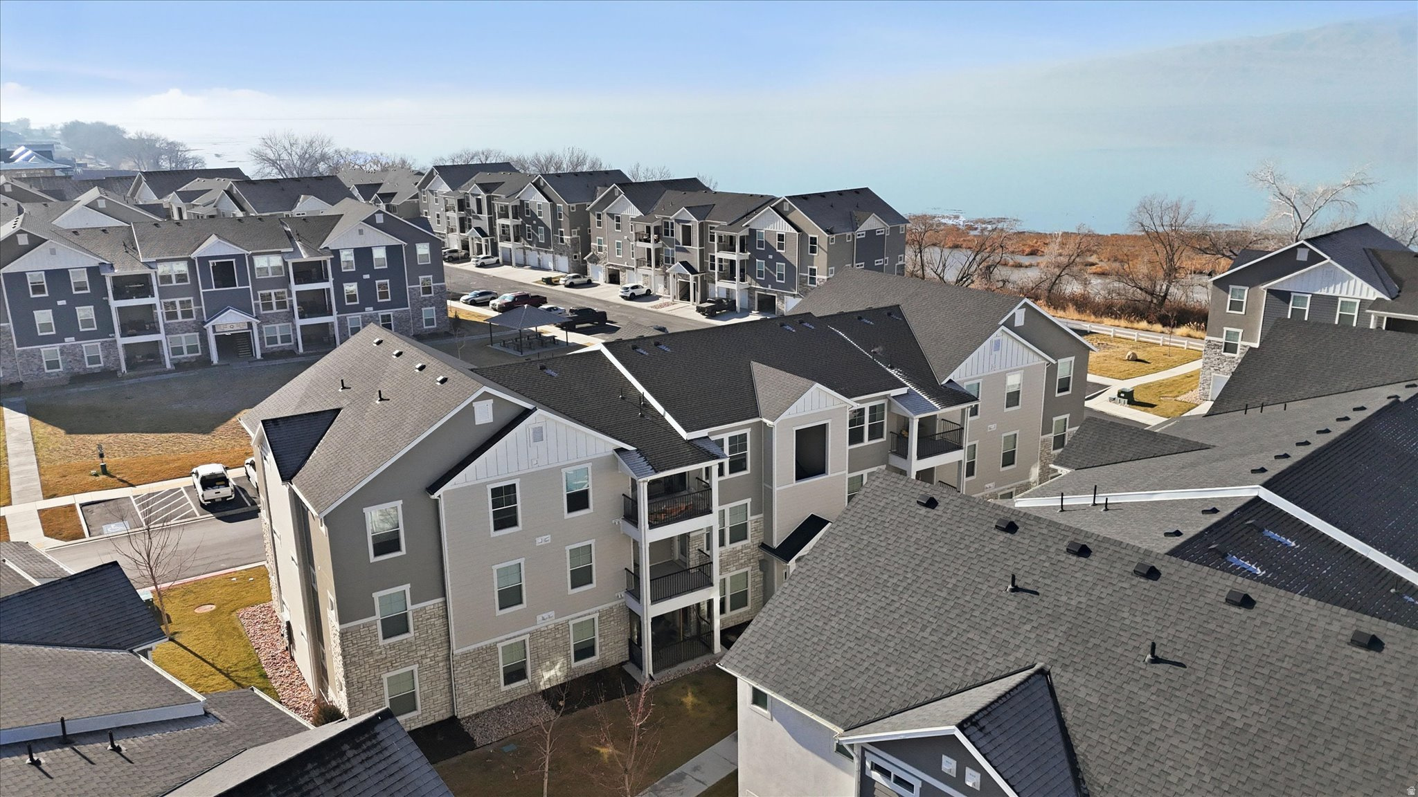 LAKE FRONT - Residential