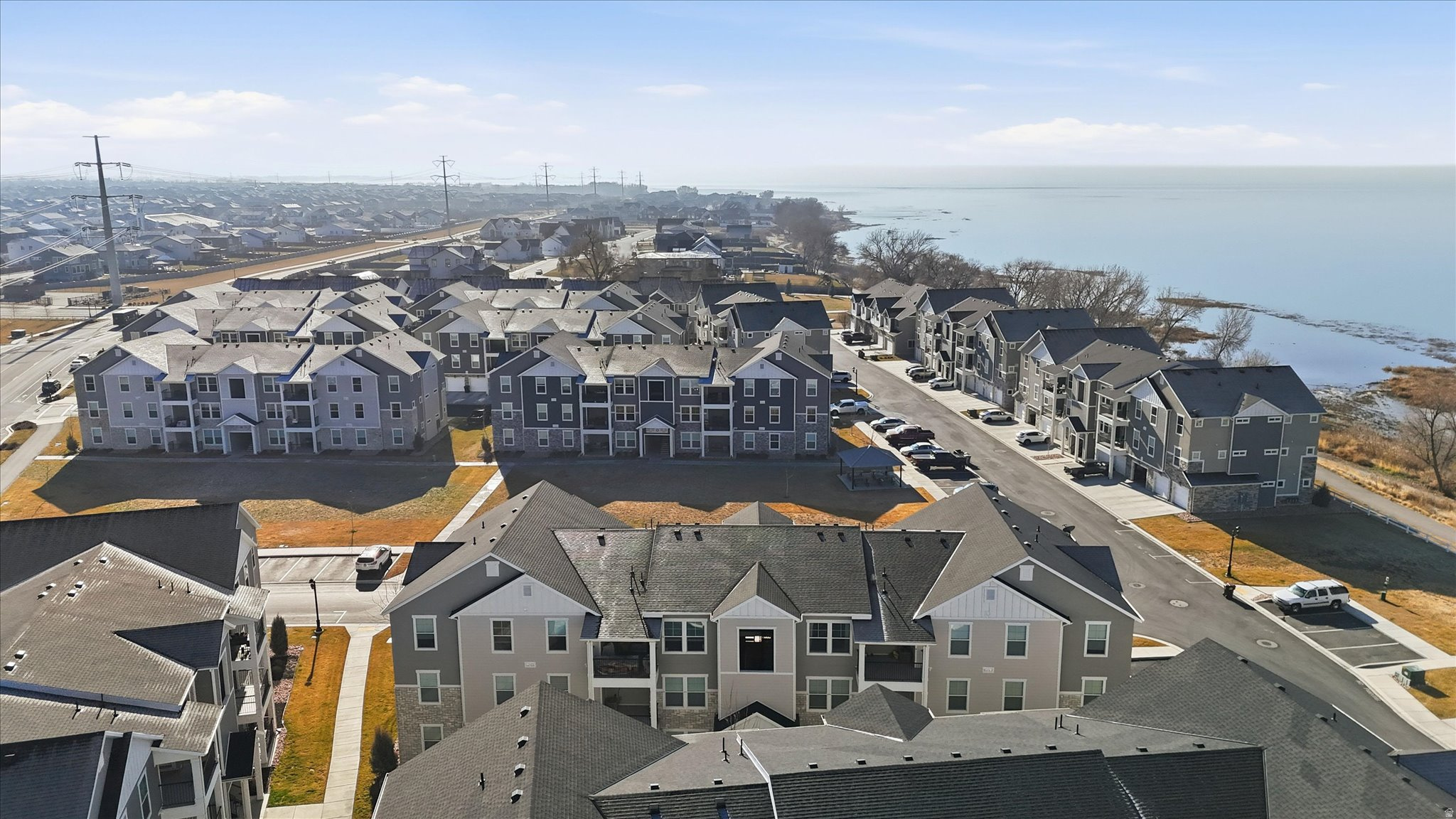 LAKE FRONT - Residential