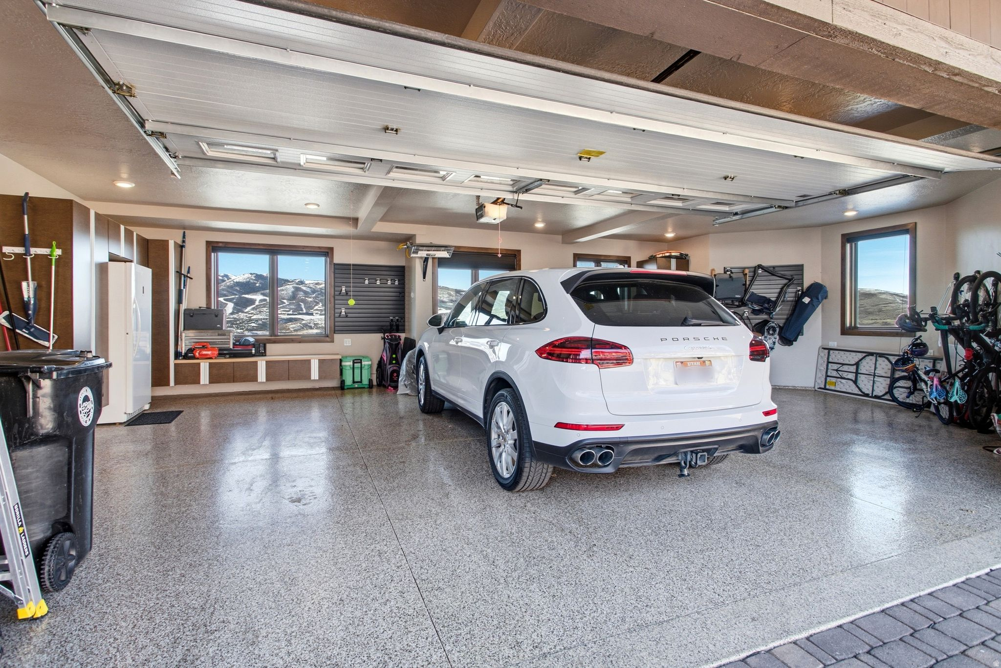 HIDEOUT/SILVER SKY - Residential