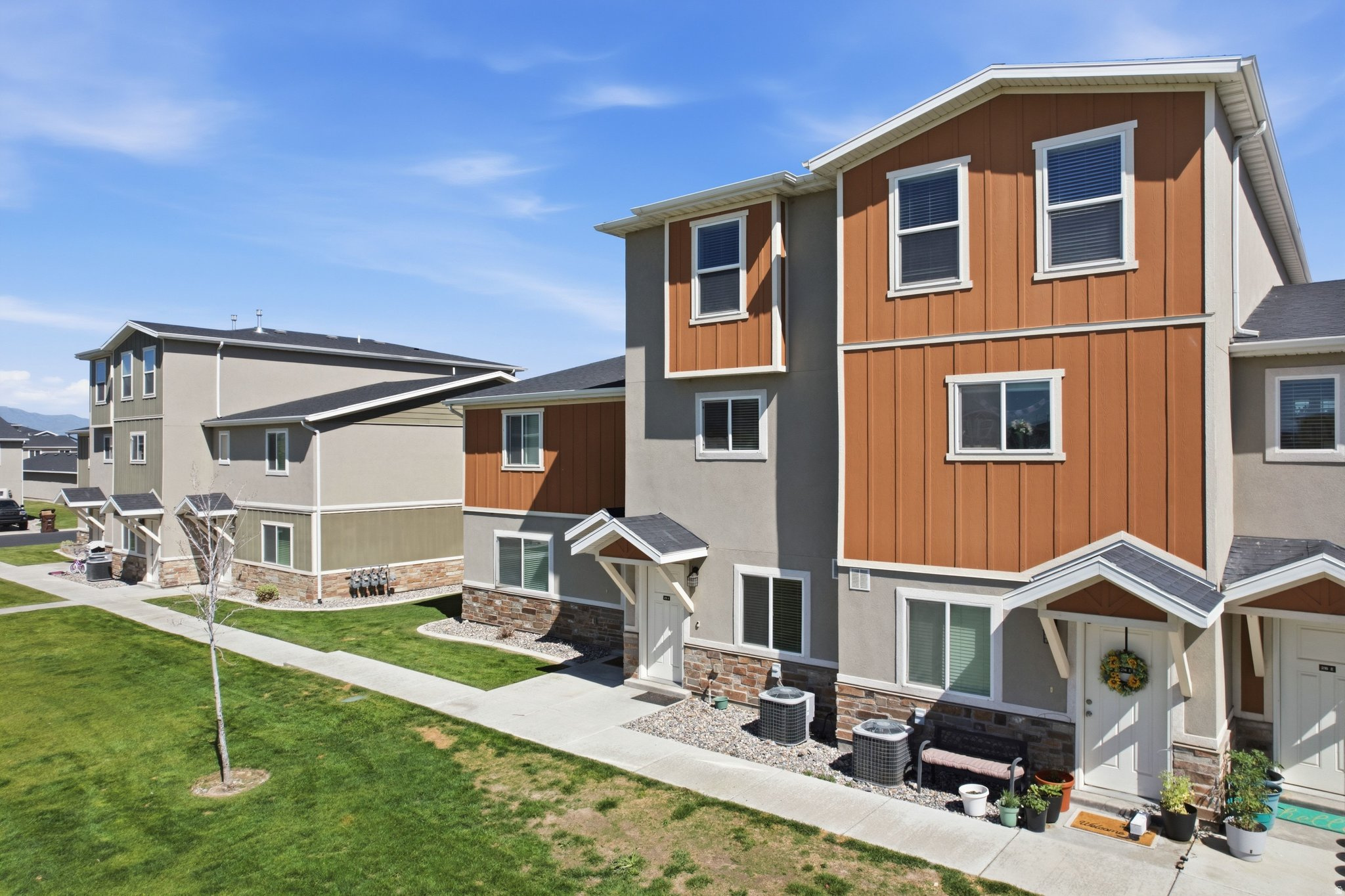 TUCKER ROW - Residential