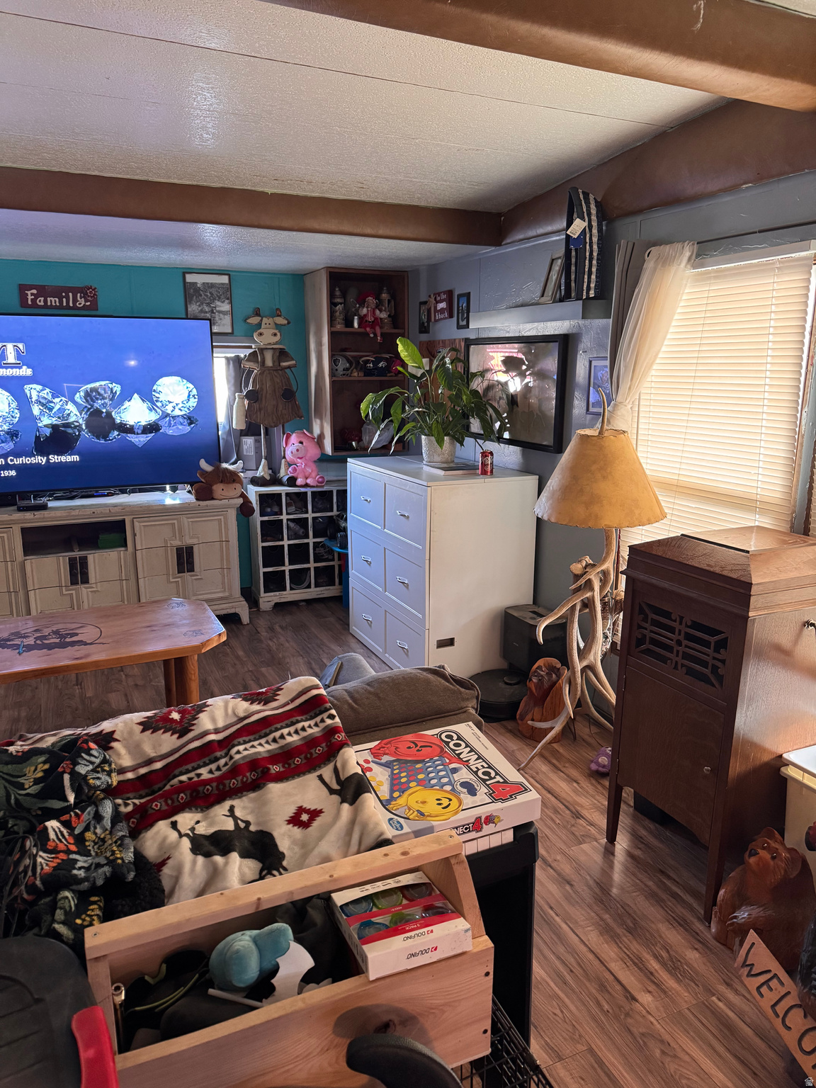 Main image without alt text