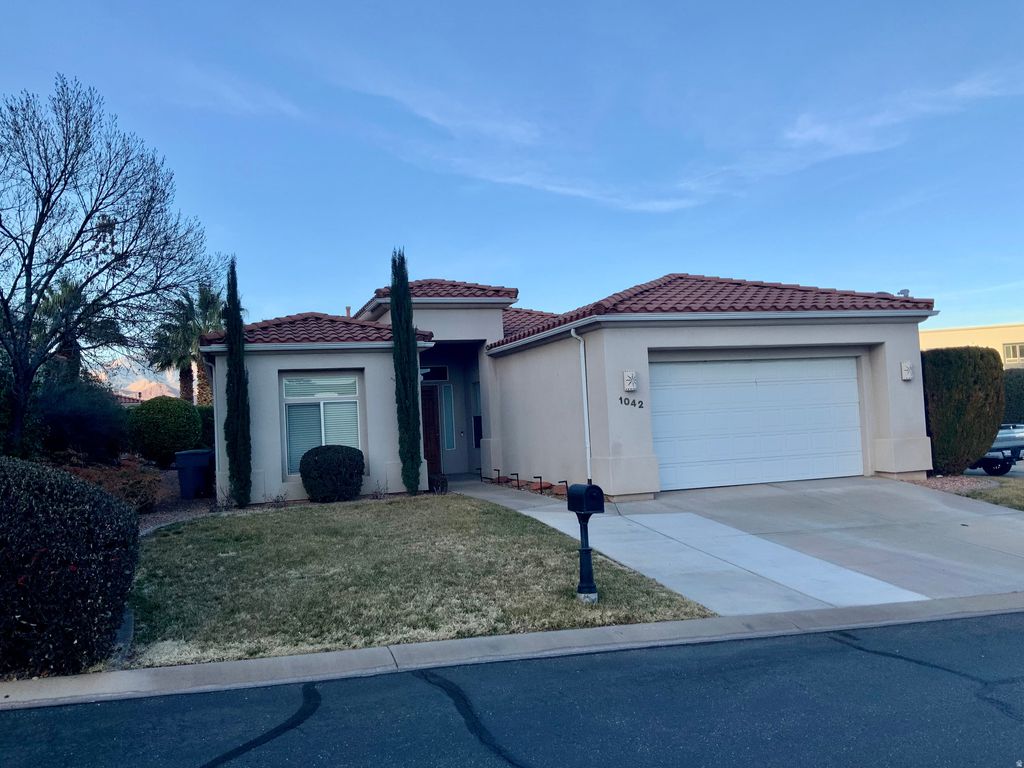 Photo of 1042 W HILLVIEW DR, Washington, UT 84780 (MLS # 2134930)