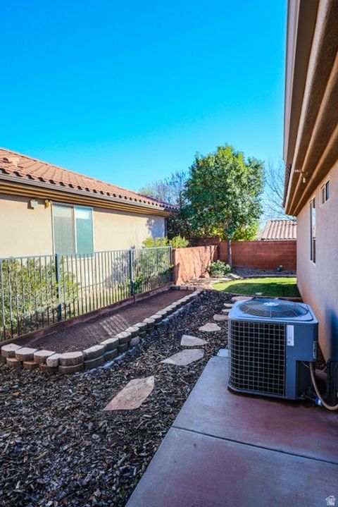 Tiny photo for 960 N CATALPA DR, Washington, UT 84780 (MLS # 2130033)