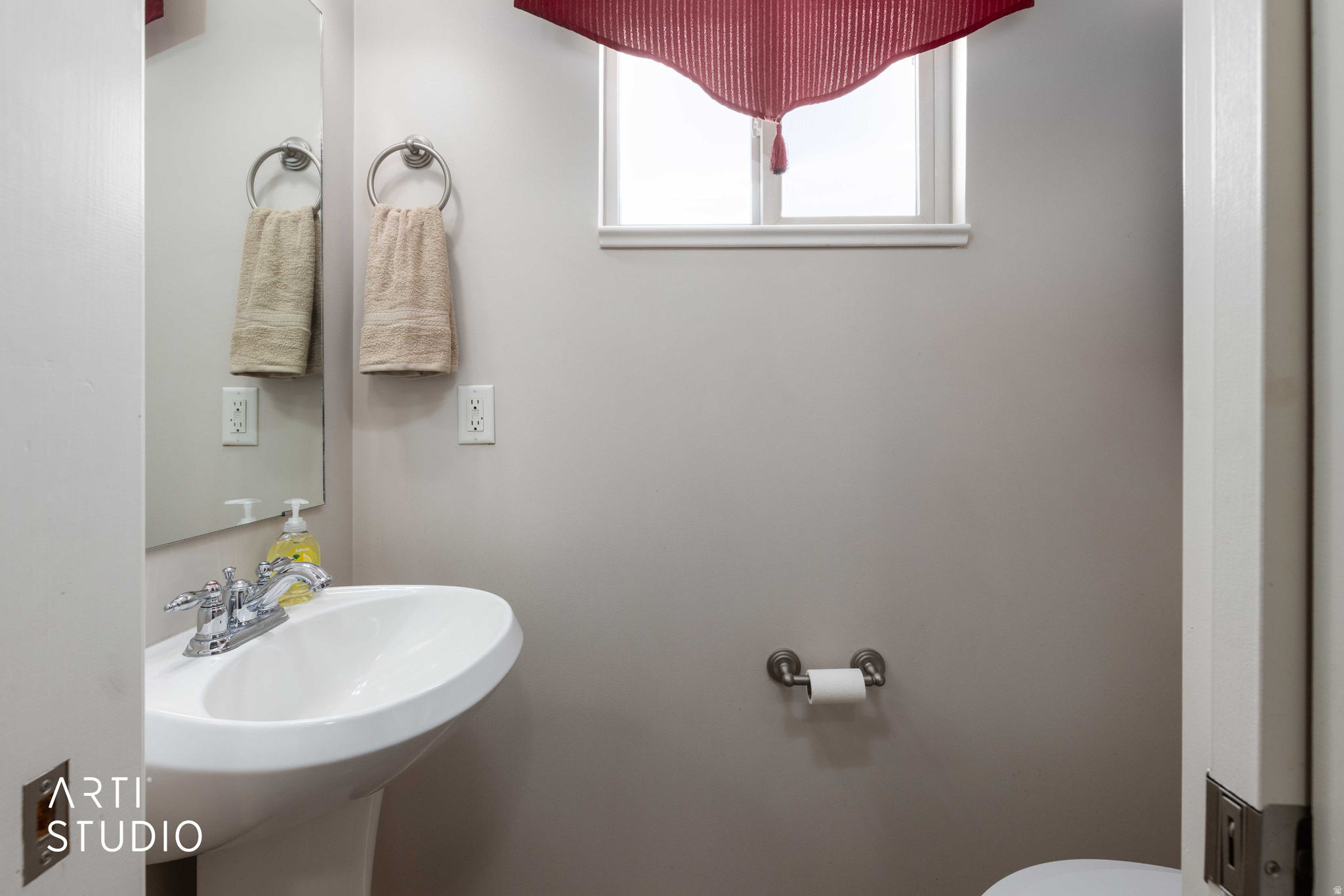 Main image without alt text