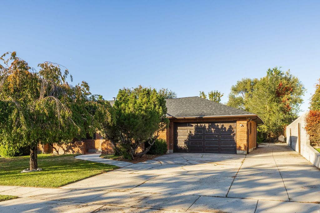 Photo of 10468 S FEATHERWOOD DR, South Jordan, UT 84095 (MLS # 2119877)