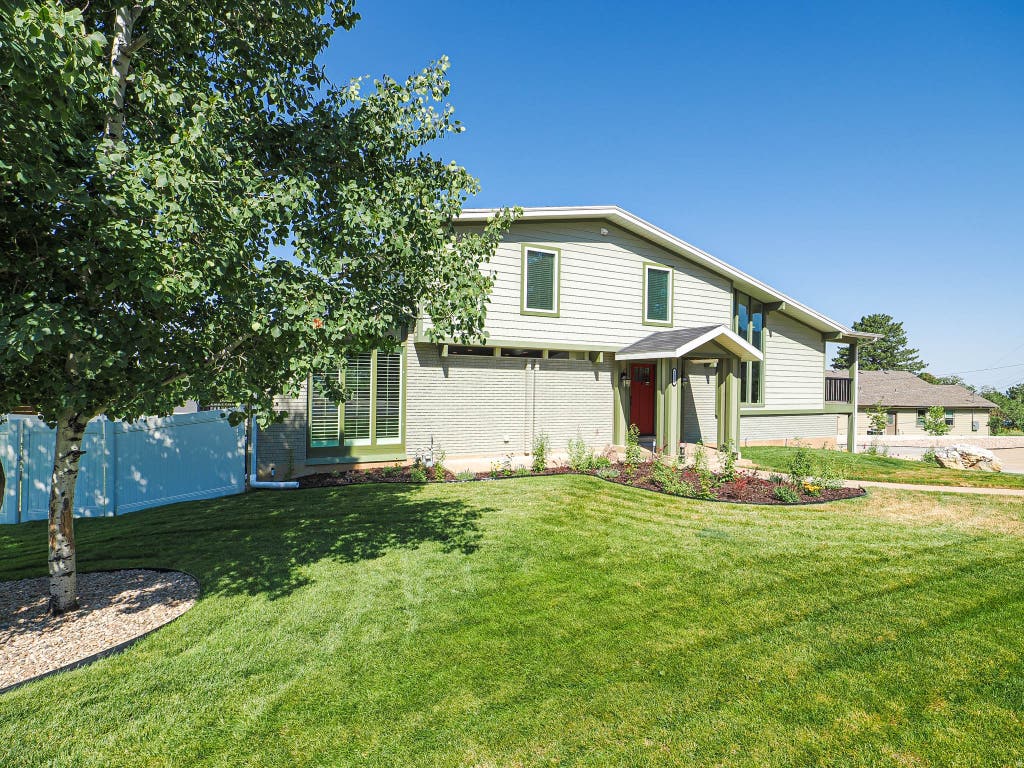 Photo of 2524 S EDGEHILL DR, Bountiful, UT 84010 (MLS # 2175963)