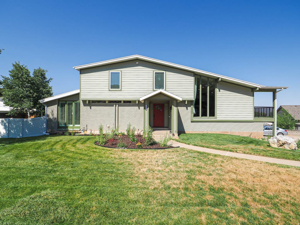 Photo of 2524 S EDGEHILL DR, Bountiful, UT 84010 (MLS # 2175963)