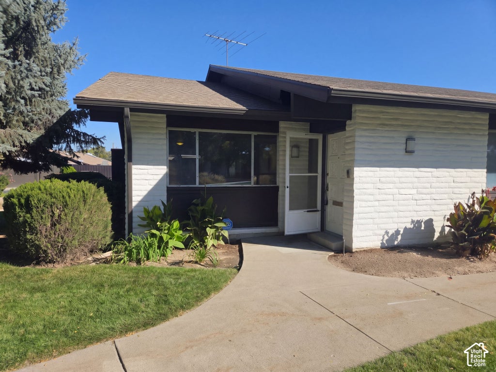 Photo of 1005 EASTGATE RD, Murray, UT 84117 (MLS # 2192122)