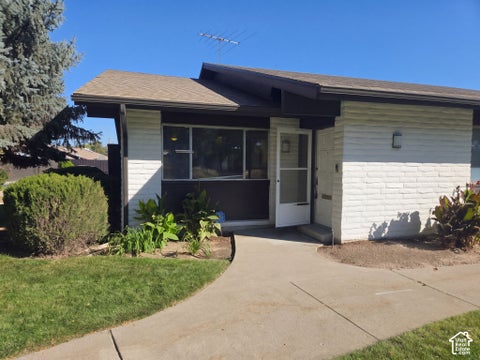 Photo of 1005 EASTGATE RD, Murray, UT 84117 (MLS # 2192122)