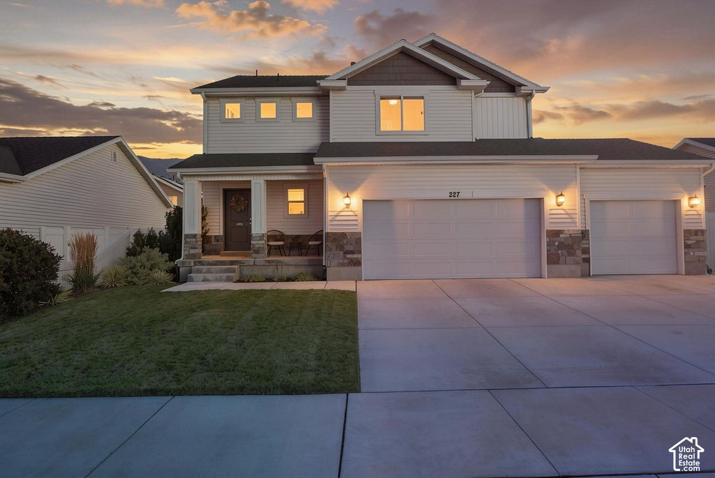Photo of 227 W BRAEBURN LN, Santaquin, UT 84655 (MLS # 2192118)