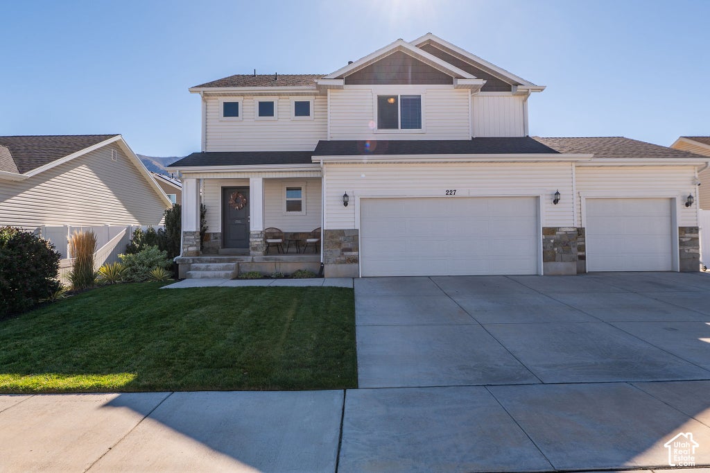 Photo of 227 W BRAEBURN LN, Santaquin, UT 84655 (MLS # 2192118)