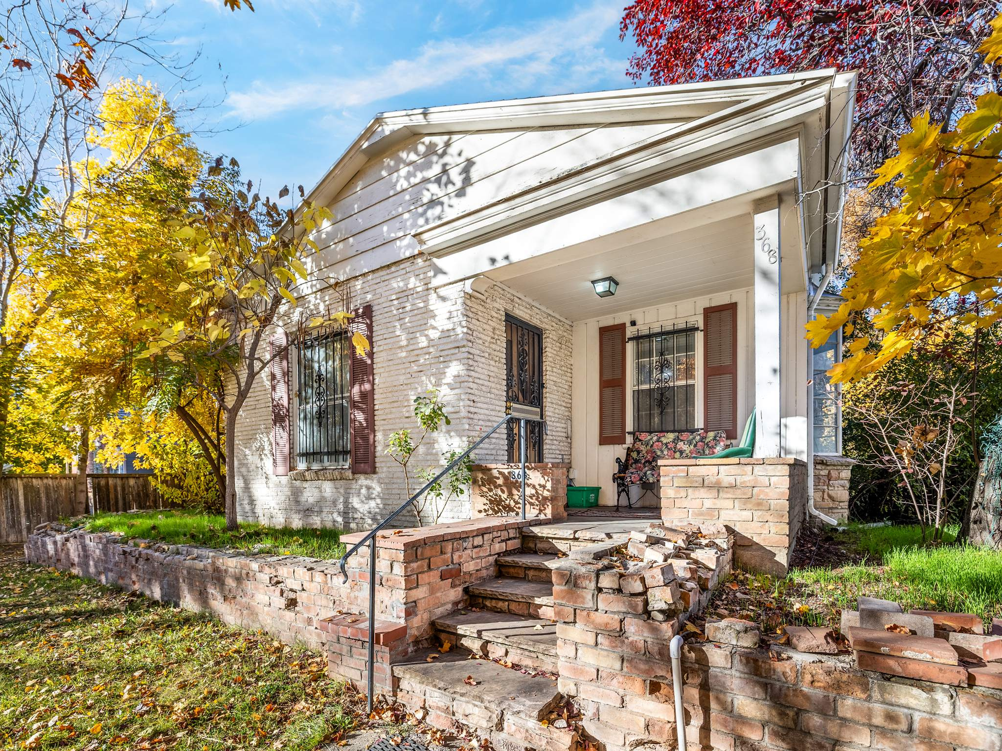 Main image without alt text