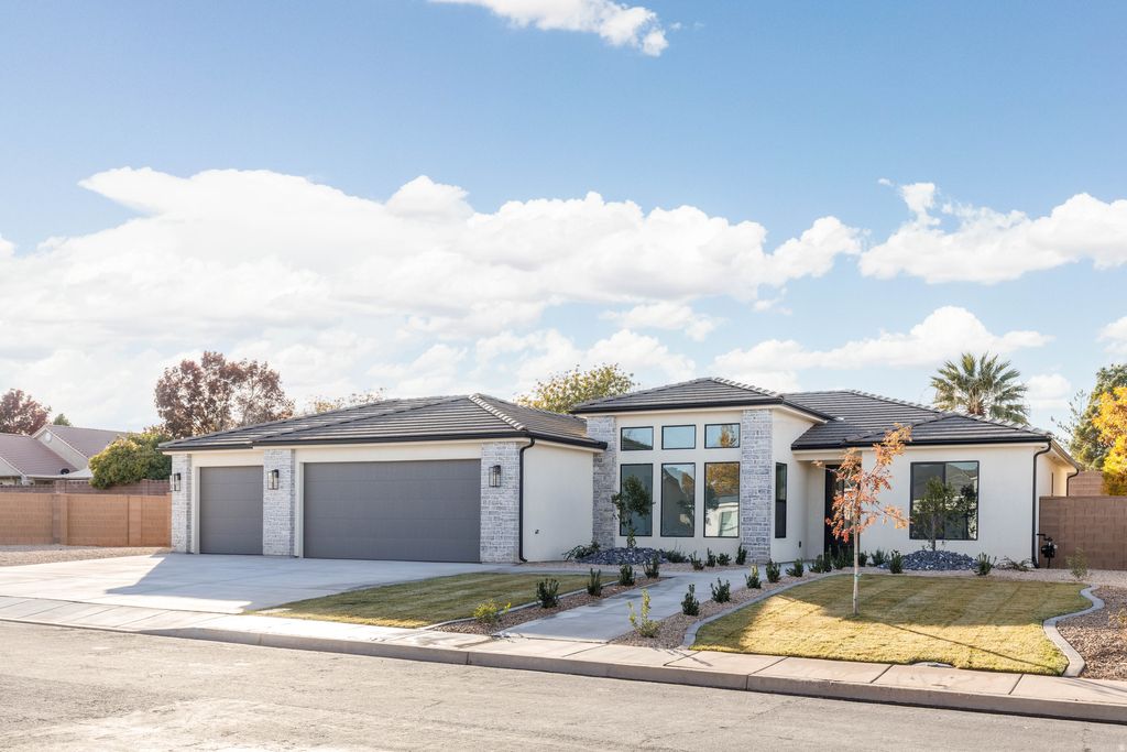 Photo of 1957 CHALET CIR, Santa Clara, UT 84765 (MLS # 2128241)