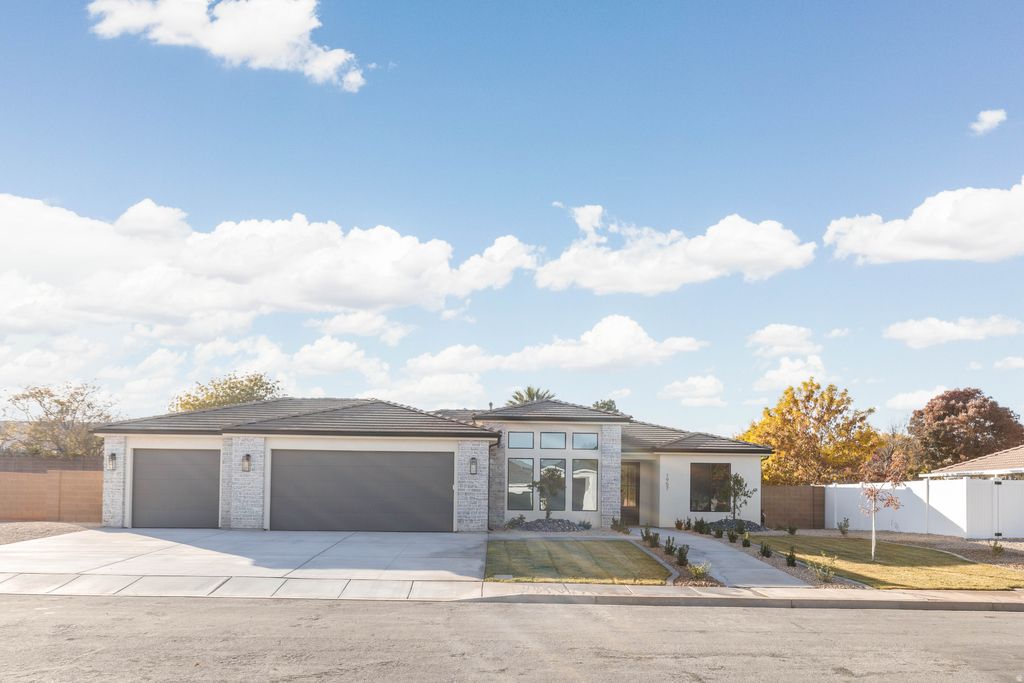 Photo of 1957 CHALET CIR, Santa Clara, UT 84765 (MLS # 2128241)