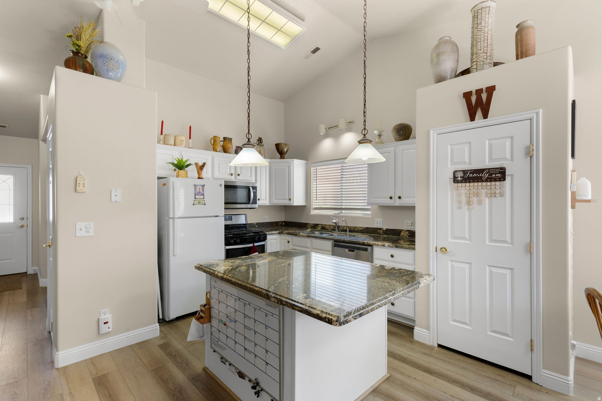 RIDGEPOINTE - Residential