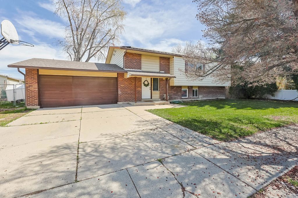 Photo of 556 N NEW STAR DR W, Salt Lake City, UT 84116 (MLS # 2145923)