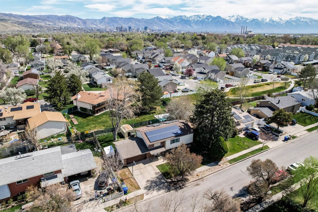 Photo of 556 N NEW STAR DR W, Salt Lake City, UT 84116 (MLS # 2145923)