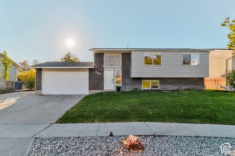 Photo of 589 N SIR PATRICK DR W, Salt Lake City, UT 84116 (MLS # 2187624)