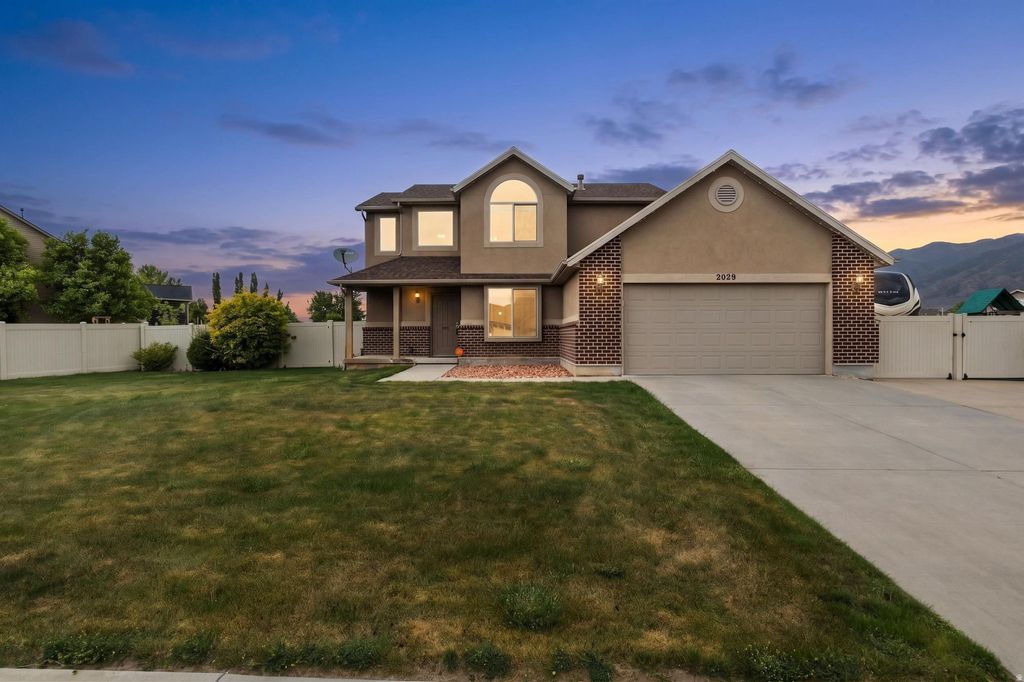 Photo of 2028 MORNINGSIDE DR W, Farmington, UT 84025 (MLS # 2158072)