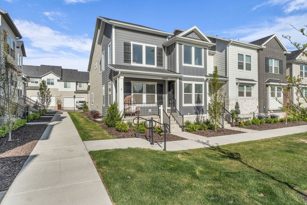 Photo of 13921 S ROUND PEAK LN, Herriman, UT 84096 (MLS # 2151633)
