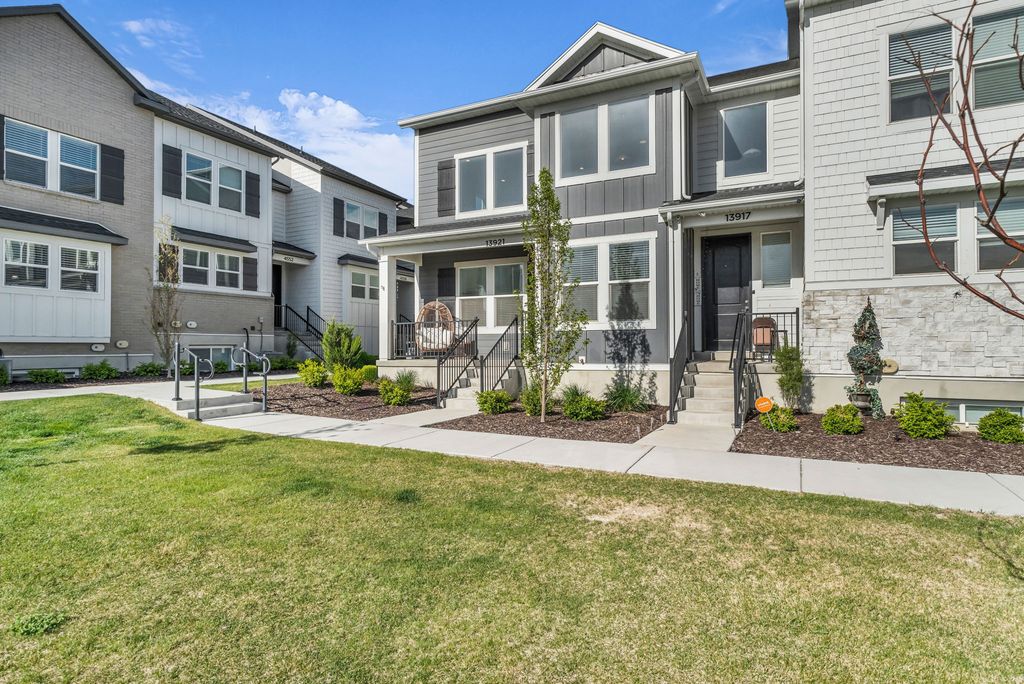 Photo of 13921 S ROUND PEAK LN, Herriman, UT 84096 (MLS # 2151633)