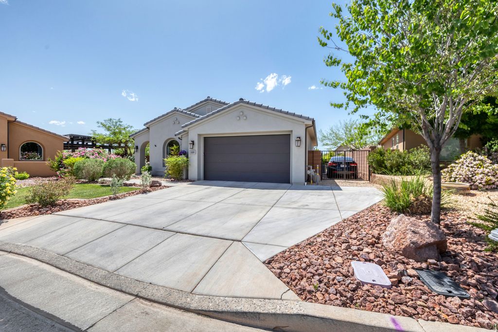 Photo of 1009 N BLUE TOPAZ DR, Washington, UT 84780 (MLS # 2141700)