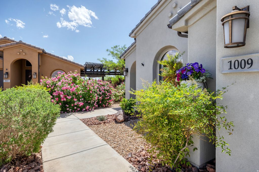 Photo of 1009 N BLUE TOPAZ DR, Washington, UT 84780 (MLS # 2141700)