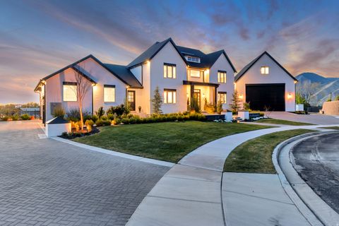 Photo of 1720 S HILLCREST CIR W, Mapleton, UT 84664 (MLS # 2151363)