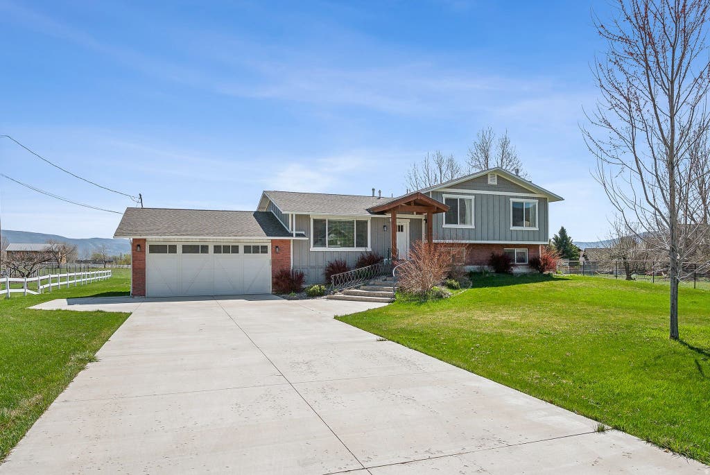 Photo of 550 PINE CANYON RD, Midway, UT 84049 (MLS # 2168569)