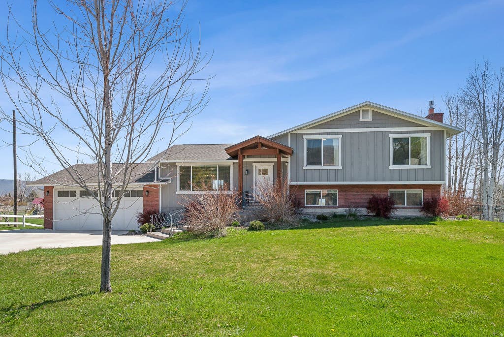 Photo of 550 PINE CANYON RD, Midway, UT 84049 (MLS # 2168569)