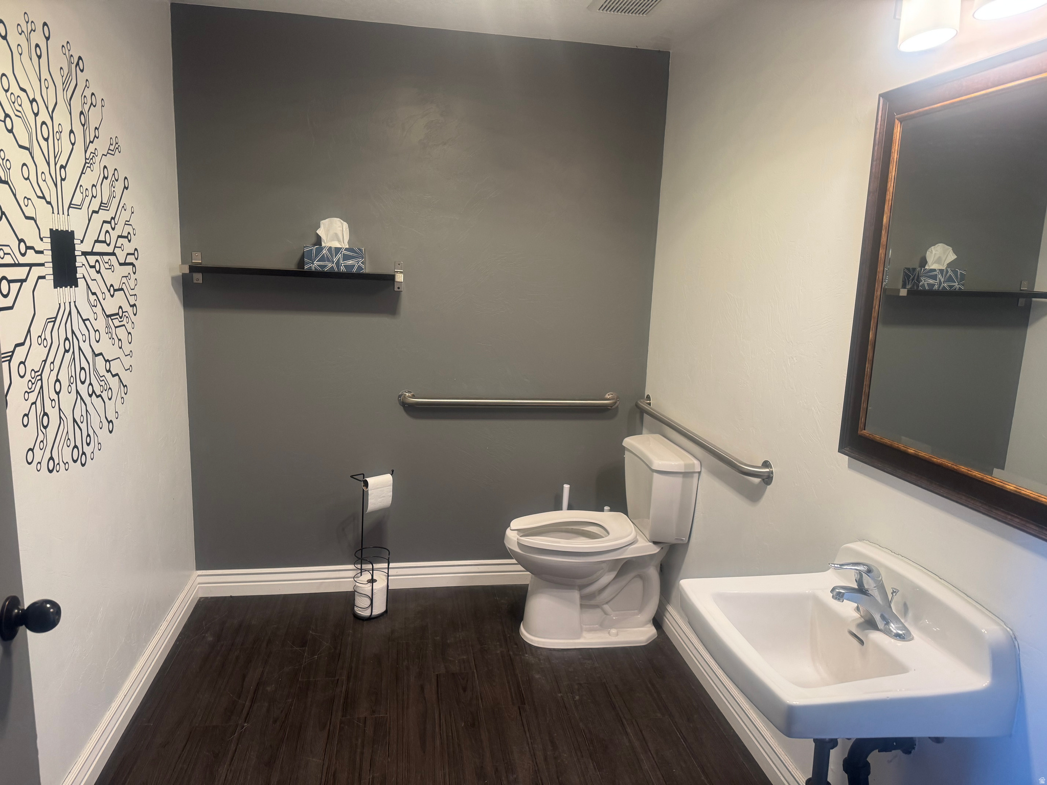 Main image without alt text