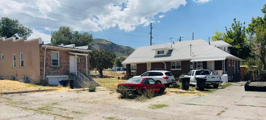 Very Big lot! a lot potentials. 2 buildings. 3 units. Occupied by tenants, do not disturb tenants. Text for appointment or more information. Buyers to verify all informations.