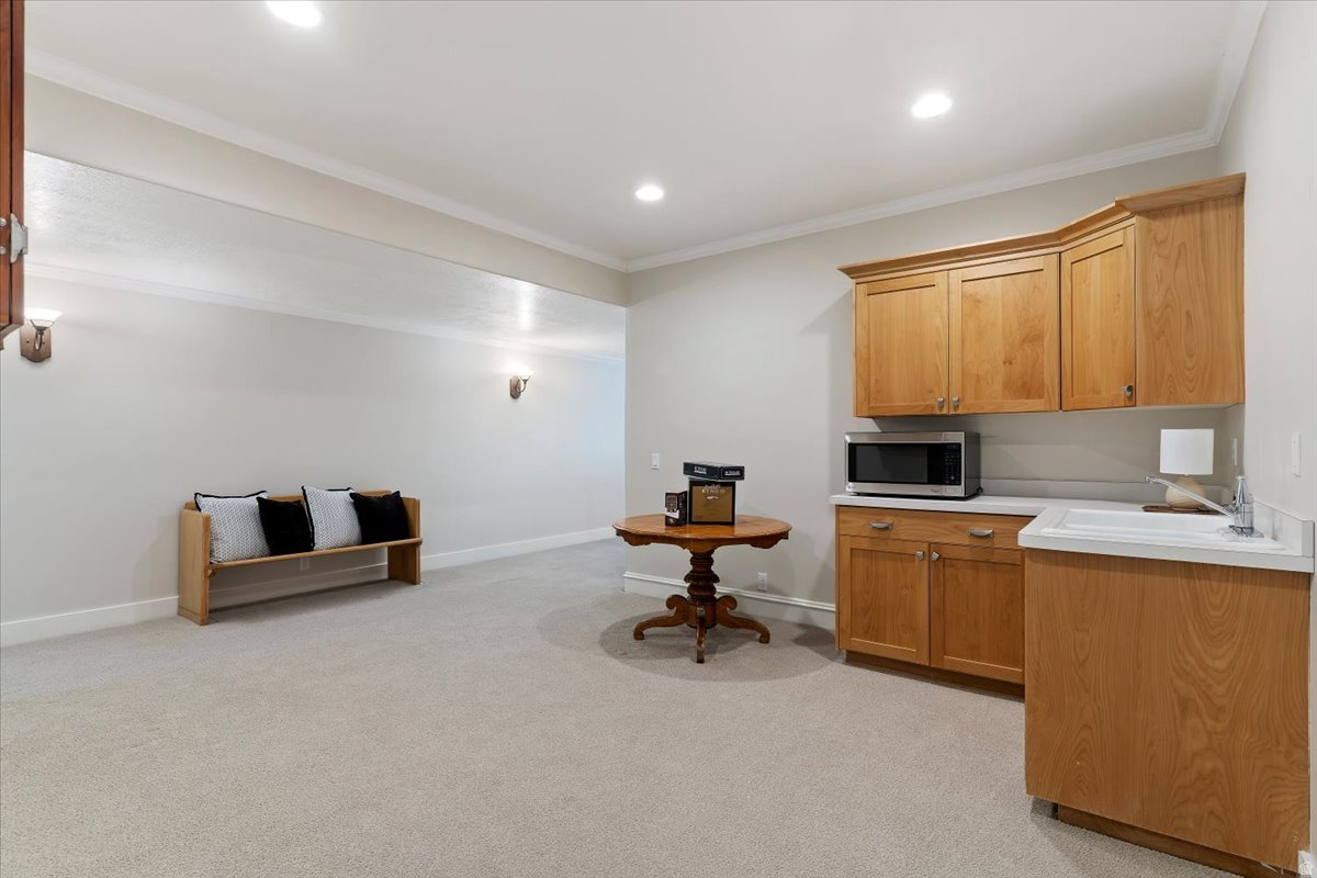 HAMPTON COURT - Residential