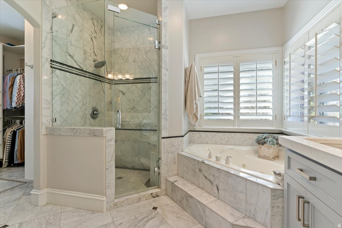 HAMPTON COURT - Residential