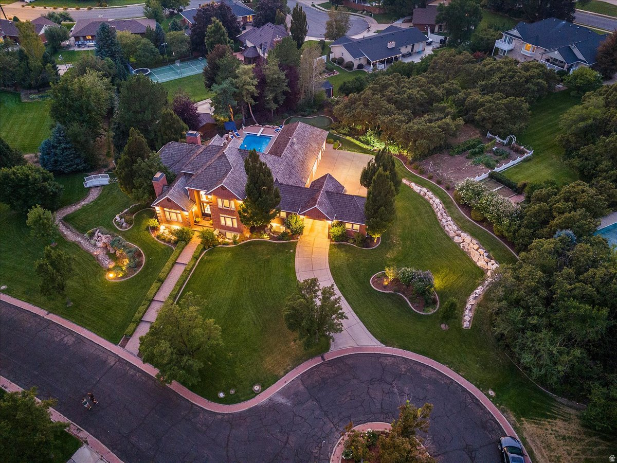 HAMPTON COURT - Residential