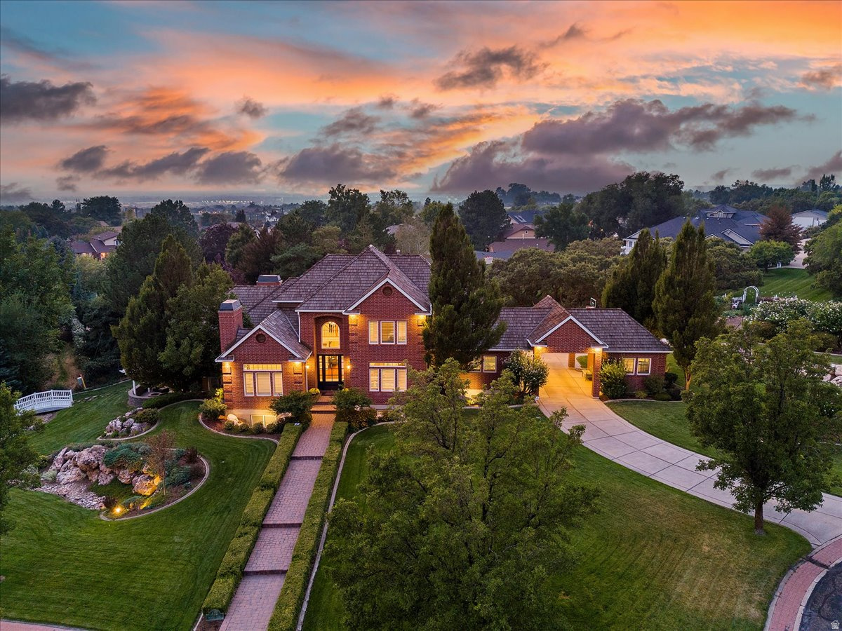 HAMPTON COURT - Residential