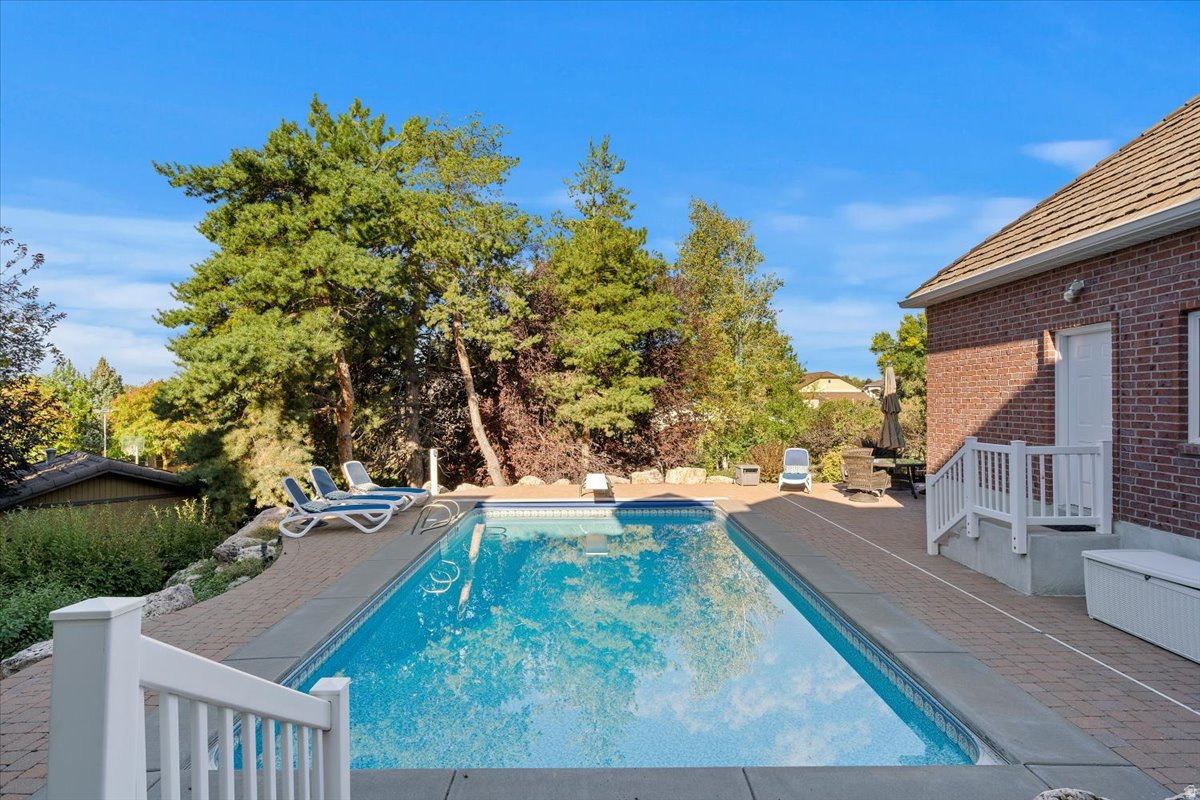 HAMPTON COURT - Residential