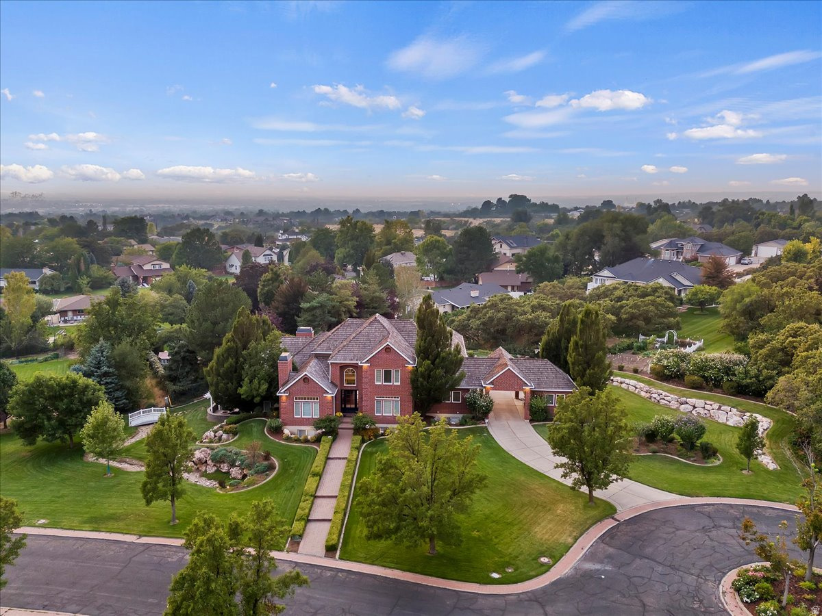 HAMPTON COURT - Residential