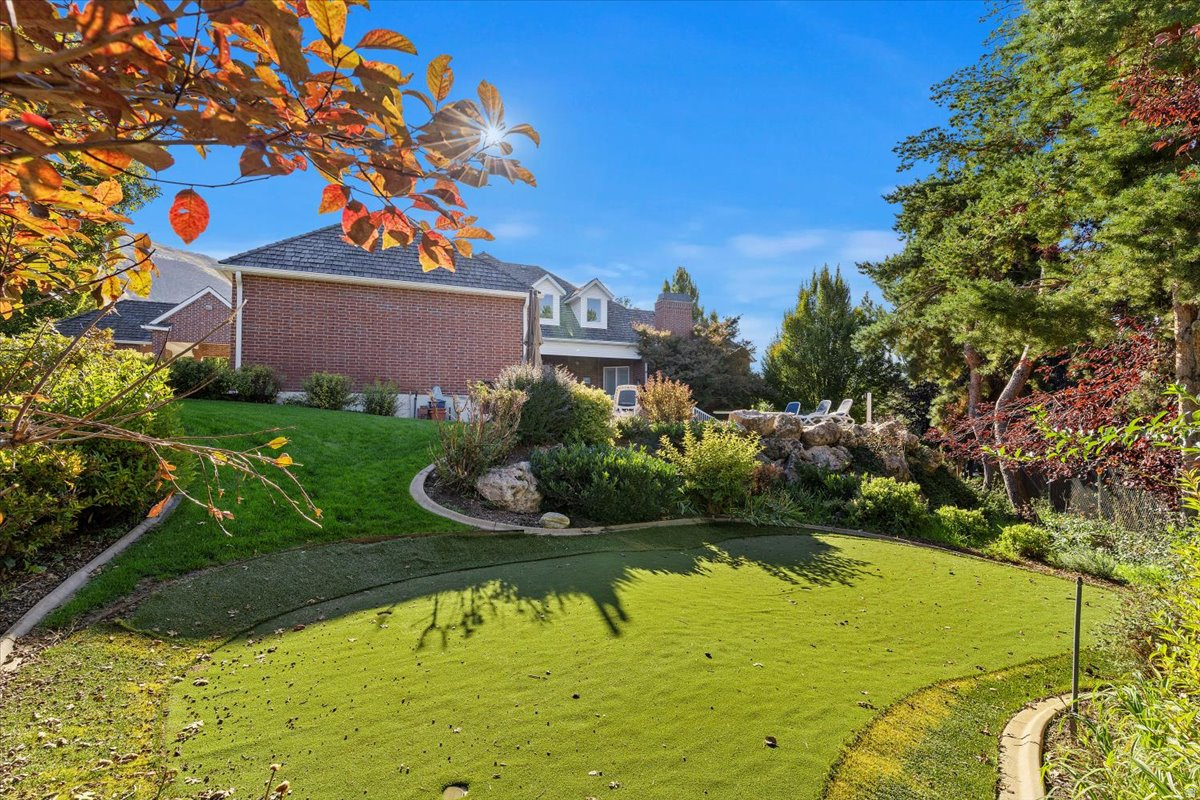 HAMPTON COURT - Residential