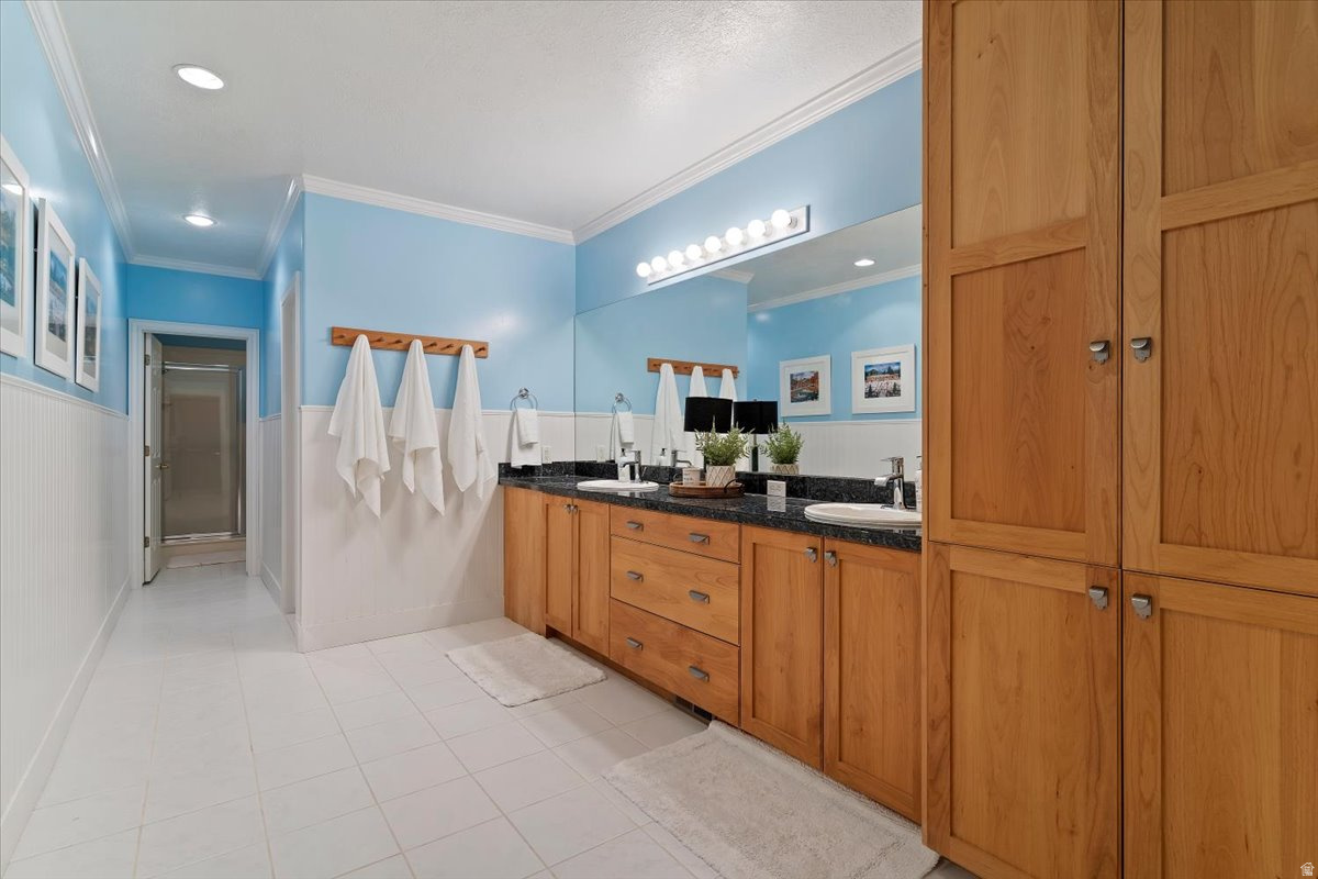 HAMPTON COURT - Residential