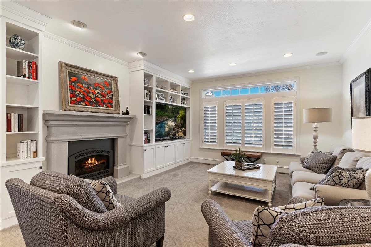 HAMPTON COURT - Residential