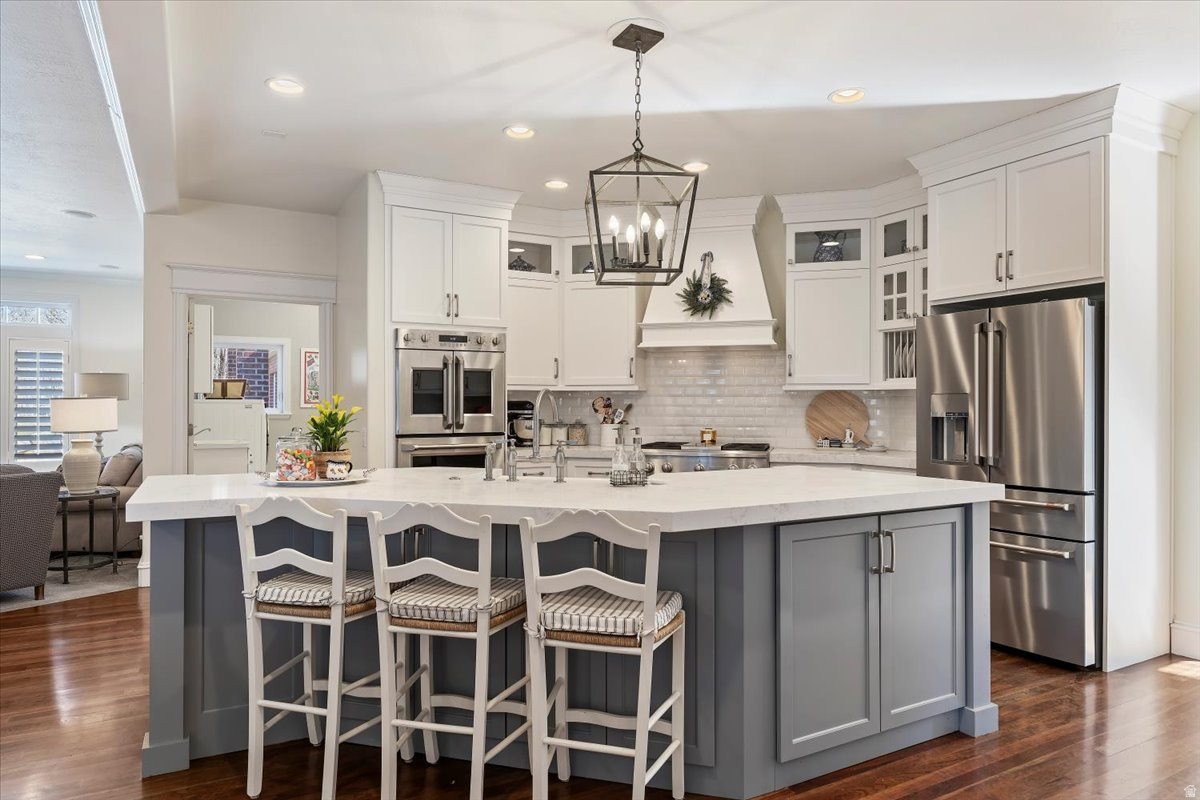 HAMPTON COURT - Residential