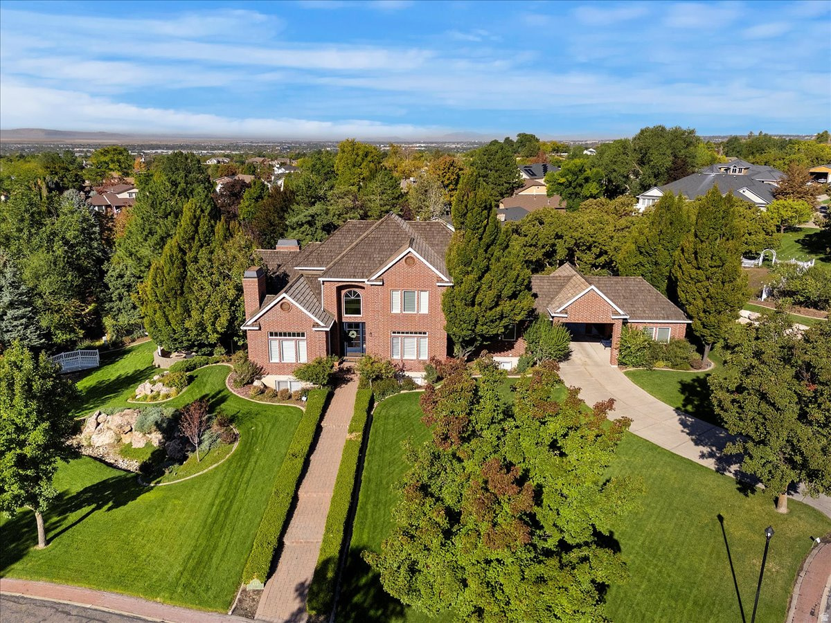 HAMPTON COURT - Residential