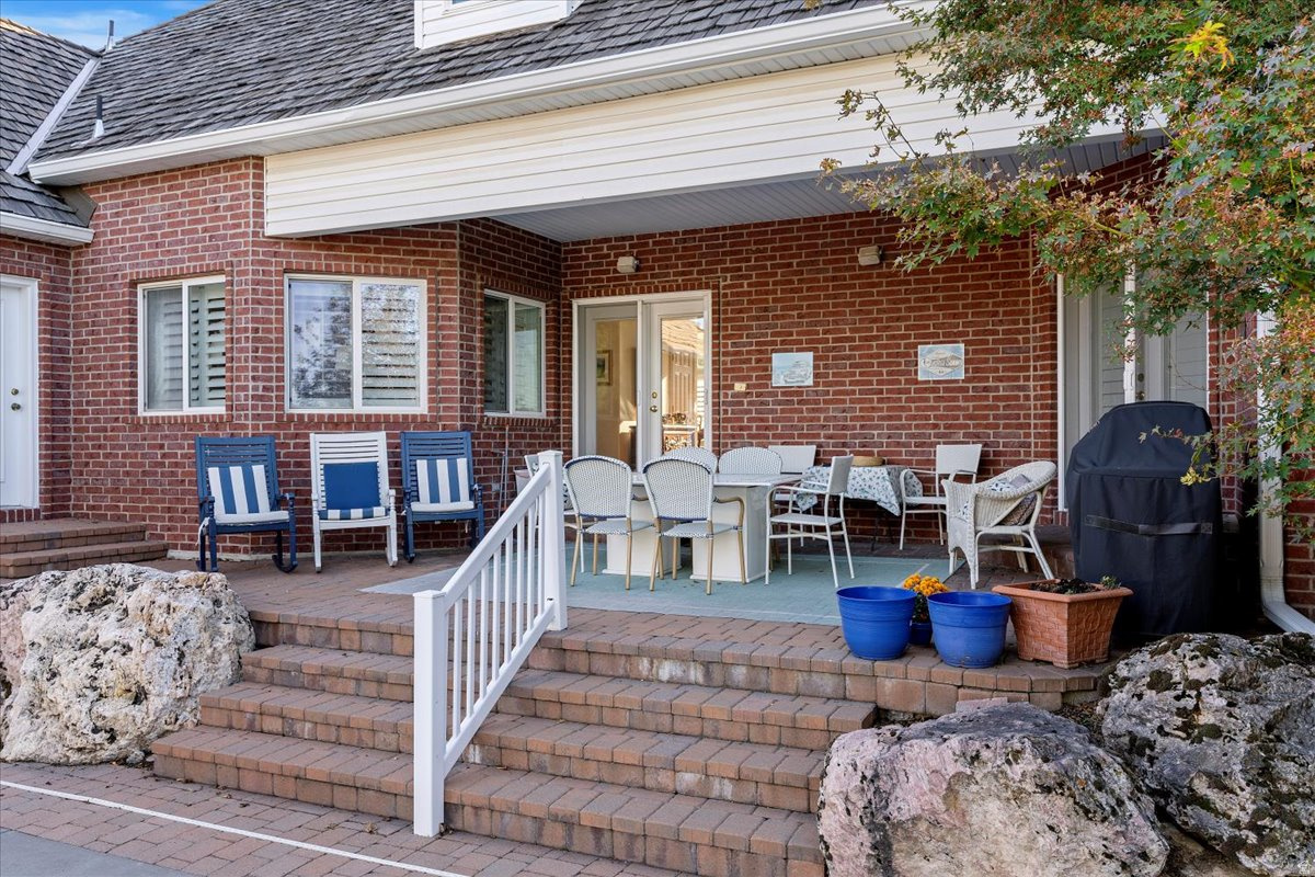 HAMPTON COURT - Residential