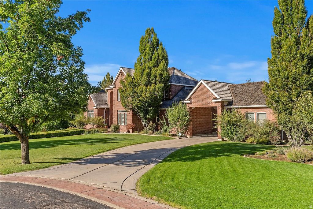 Photo of 473 HAMPTON CT, Fruit Heights, UT 84037 (MLS # 2142082)